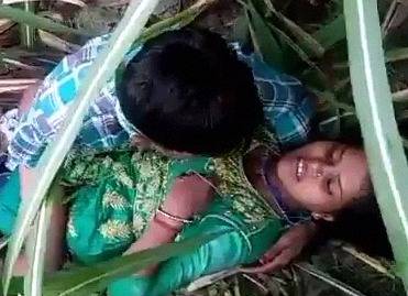Bhojpuri Ganne ke khet me Romance MMS