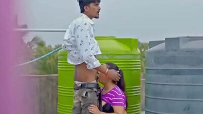 Chhat par bhabhi lund chus ke chodwa leli