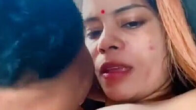 car mein bhabhi ke chod delan boyfriend