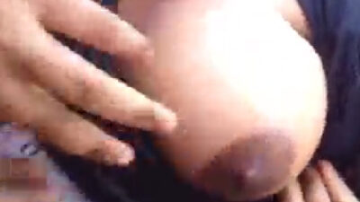 dehati ladki outdoor mein boobs dabwawat baari